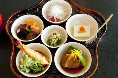 Japon aperatifleri küçük kaselerde servis edilir.