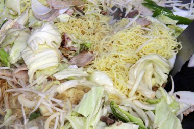 Lahana fasulyesiyle karıştırılmış taze sarı şehriye mantar ve sebze.