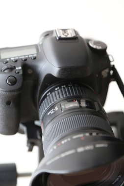 Yakınlaştırma merceği takılı profesyonel dijital kamerayı göster