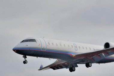 Mavi gökyüzünde uçan modern uçak