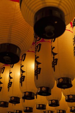 Japon kağıt fenerlerinin yakın çekim görüntüsü
