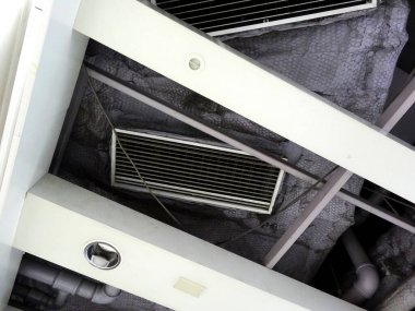 Metal havalandırmalı endüstriyel tavana bakıyorum.