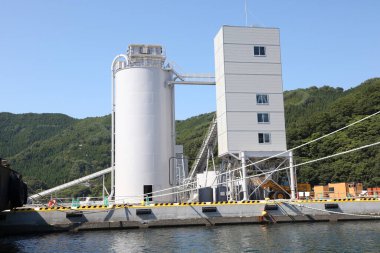 Sakin suyun yanında duran büyük bir sanayi tesisi.