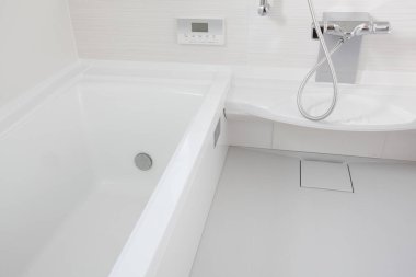 Beyaz küvetli modern banyo. 