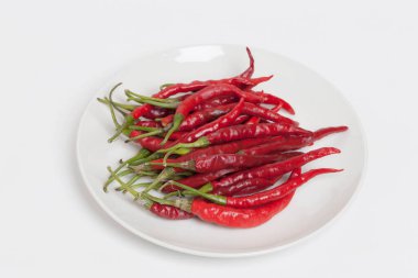Beyaz arka plan üzerinde izole red hot chilli peppers