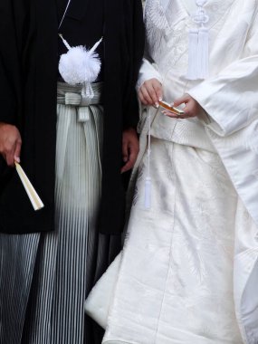 Zarif detaylarla geleneksel Japon düğün kıyafeti.