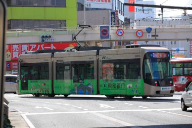 Şehir merkezinde demiryolu üzerinden geçen bir tramvay. 