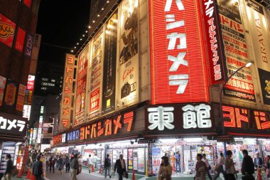 Tokyo, Japonya 'da binaları ve insanları olan modern şehir manzarası. 