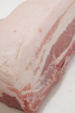 Arka planda taze çiğ domuz eti, kapatın.