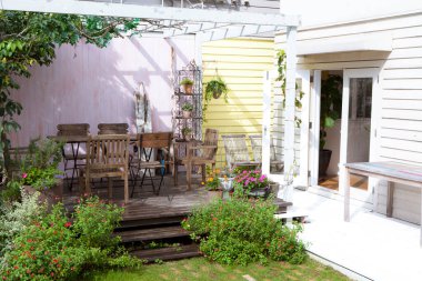 Modern Japon evinin güzel bahçesinin manzarası.