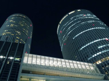 Gece aydınlanmasıyla dönüşen şehir manzarası.