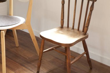 İki sandalyeli güzel modern evin iç çekimi.