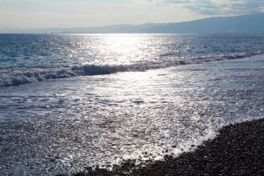 Sahildeki deniz dalgaları 