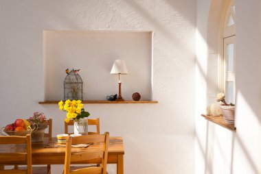 İçinde güzel çiçekler, meyveler ve dekorlar olan modern bir daire.