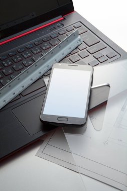 Masadaki telefon ve dizüstü bilgisayar, iş ve teknoloji kavramı 