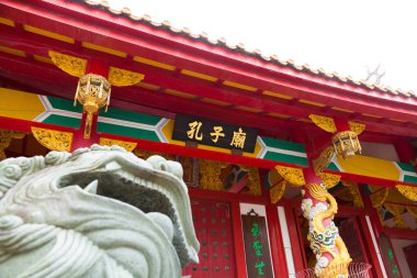 Eski bir Japon tapınağının güzel ele geçirilmesi