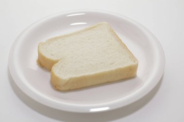 Tabak görüntüsünde bir dilim taze ekmek.