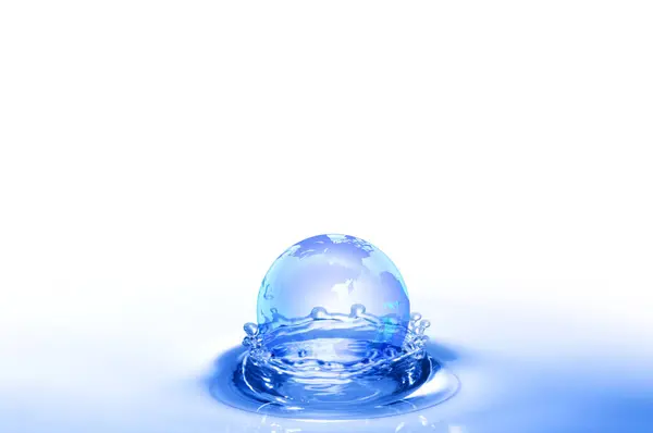 Wassertropfen Auf Einer Weißen Oberfläche — Stockfoto
