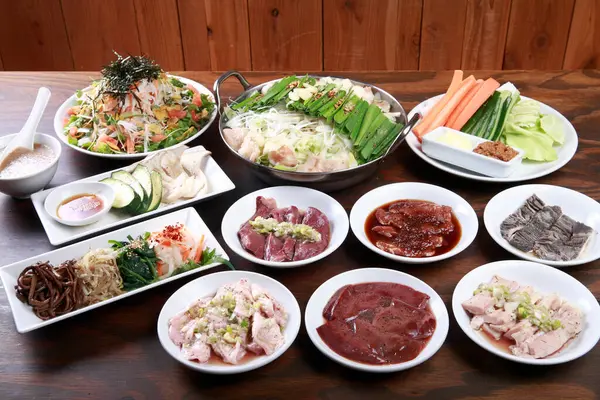Verschiedene Asiatische Gerichte Auf Dem Tisch Mariniertes Rohes Fleisch Gemüse — Stockfoto