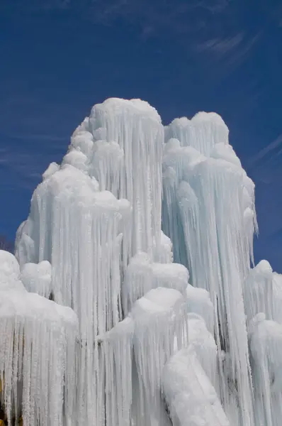 Wunderschöne Winterlandschaft Mit Gefrorenen Eiszapfen Auf Dem Eis — Stockfoto