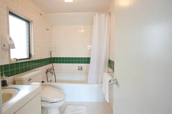 Casa Banho Com Azulejos Brancos Verdes — Fotografia de Stock
