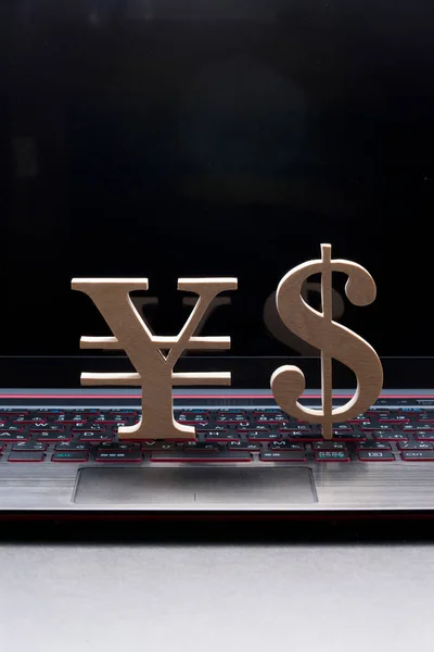 Рендеринг Знака Доллара Иеной Сером Фоне Клавиатуры — стоковое фото