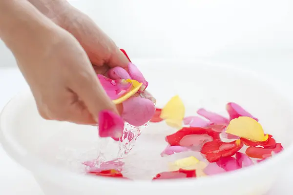 Frau Bekommt Handbad Mit Rosenblättern Schale Spa Und Wellness Konzept — Stockfoto
