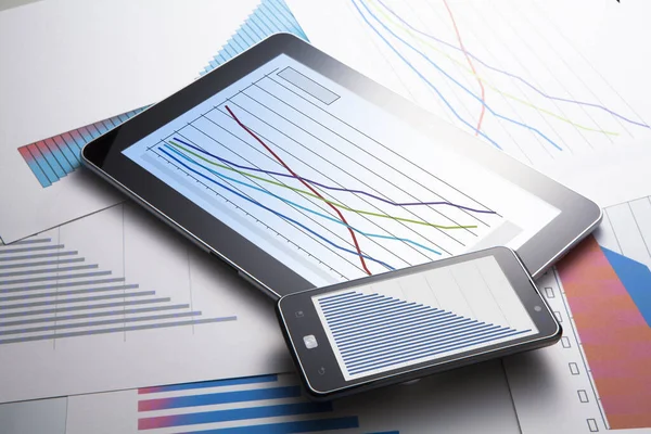 Tablet Nin Finansal Grafiği Masada — Stok fotoğraf
