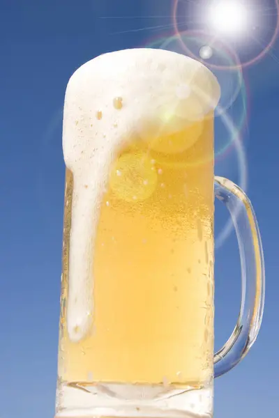 蓝天背景上的啤酒杯 — 图库照片