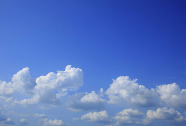 Красивое голубое небо на фоне облаков
    