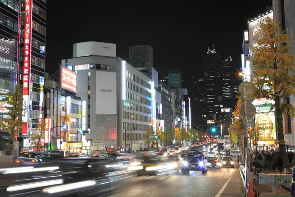Tokyo, Japonya 'da binaları ve insanları olan modern şehir manzarası. 