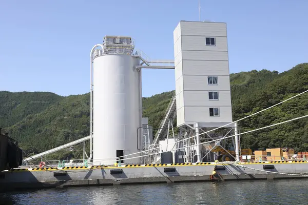 Sakin suyun yanında duran büyük bir sanayi tesisi.