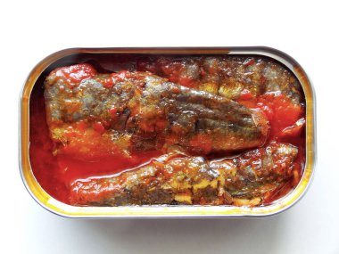 Beyaz arka plandaki teneke kutuda balık konservesi      