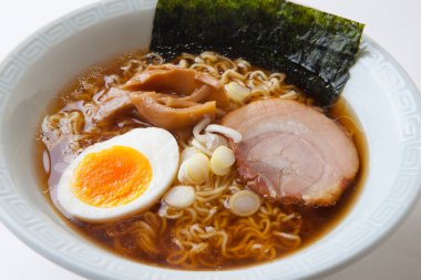Ramen erişteli erişte, domuz eti ve yumurtalı. Japon usulü.  