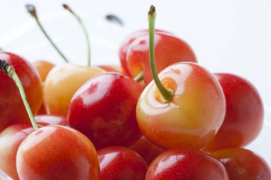 Beyaz arkaplanda taze kirazların görüntüsünü kapat