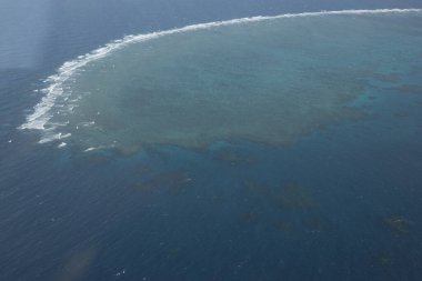 Deniz dalgalarının ve güzel su yüzeyinin havadan görünüşü  