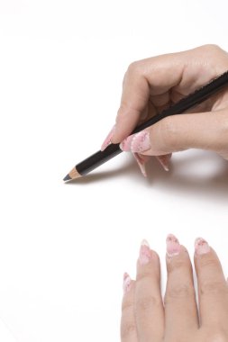 Beyaz arka planda kalemi olan kadın elleri