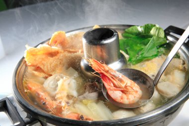 Masadaki karidesli çorbanın mutfak fotoğrafı. 