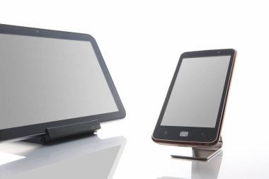 beyaz arkaplanda izole edilmiş tablet bilgisayarlar, kapatın