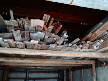 Raflara dizilmiş ahşap kalaslar.