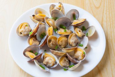 Lezzetli Japon mutfağı, buğulanmış midyeler.