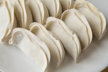 Plaka üzerinde çiğ köfte