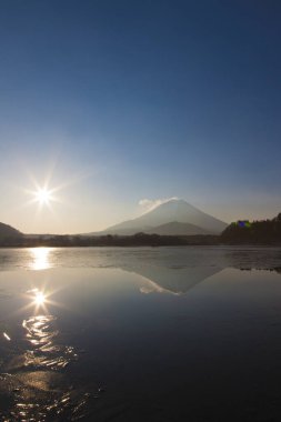 Japonya 'da günbatımında Fuji Dağı ve göl çok güzeldir.