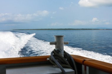 Denizde beyaz tekne doğa arka planında