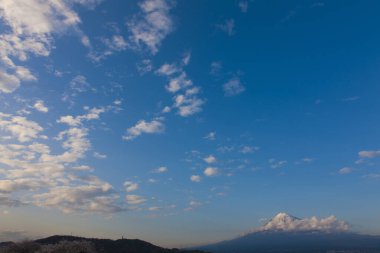 Dağları ve bulutları olan güzel bir manzara