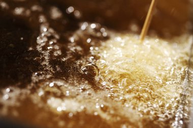 Çeşmenin üzerindeki su damlalarını kapatın.