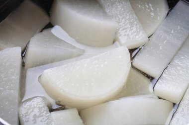 Tencerede taze beyaz daikon