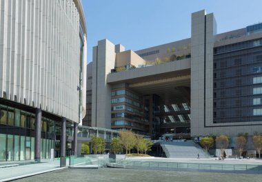 Gündüzleri şehrin modern binasının görüntüsü 