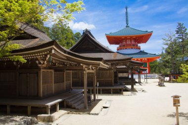 Güzel antik Japon tapınağının manzaralı görüntüsü.