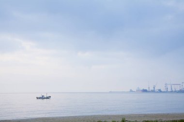 Deniz kıyısında bir balıkçı teknesi 